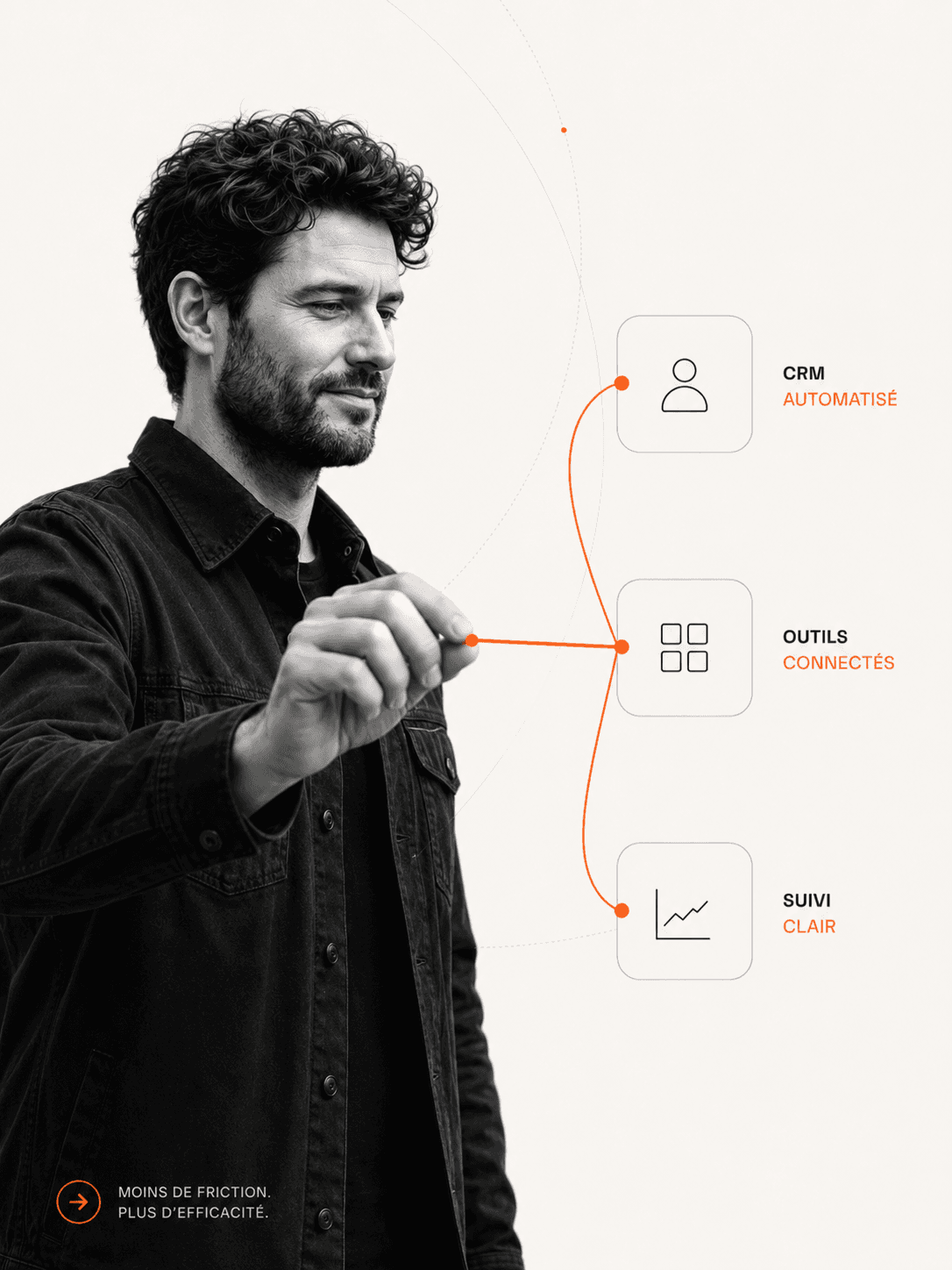 Une personne structure visuellement des outils digitaux reliés entre eux.